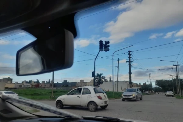 Las fotos que no viste: nuevos semáforos y luces encendidas durante el día