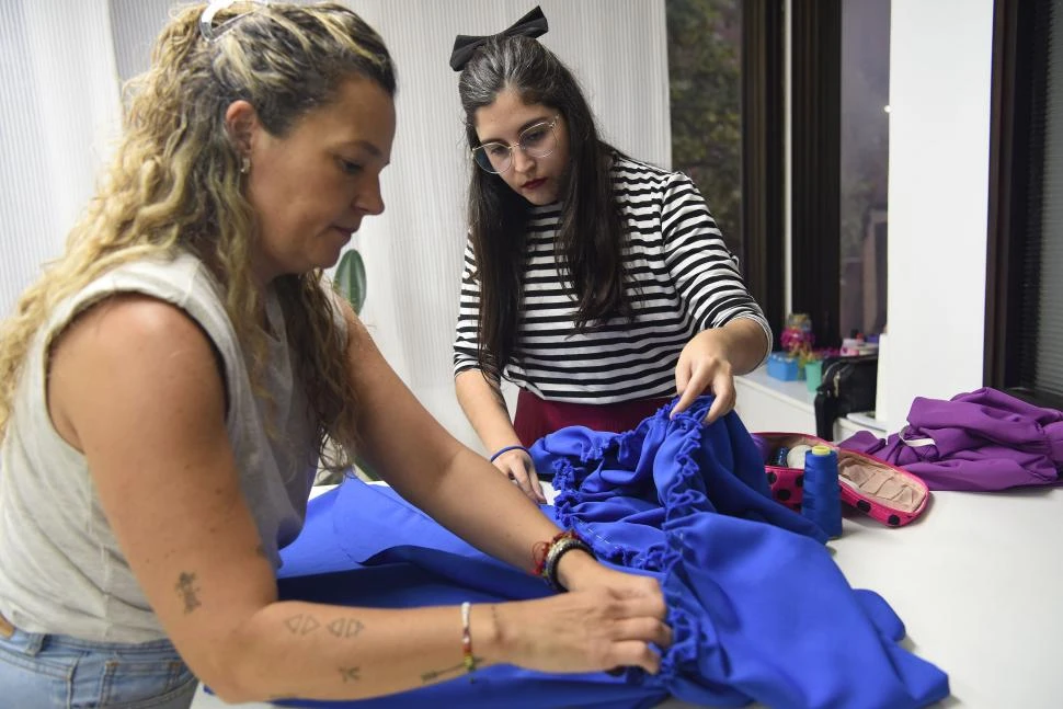 ENTRE HILOS Y PUNTADAS. Celia y Dolores ultiman detalles de un diseño que lleva un mes de trabajo. Las clases de costura duran tres horas. la gaceta foto / jose nuno