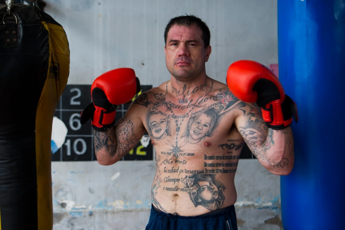 No le gusta el boxeo, reniega de un ambiente “complicado”, pero sigue adelante sólo por sus hijos