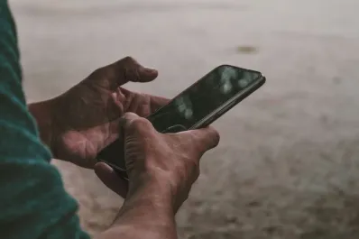 Por qué algunas personas siempre mantienen el celular en silencio, según un estudio