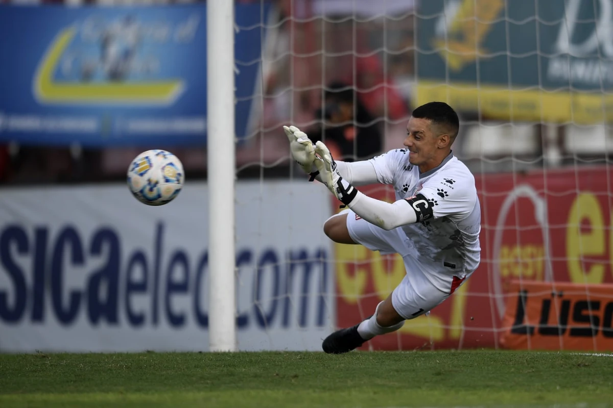 CLAVE. Darío Sand le tapó el remate a Enzo Díaz, en el empate contra Los Andes.
