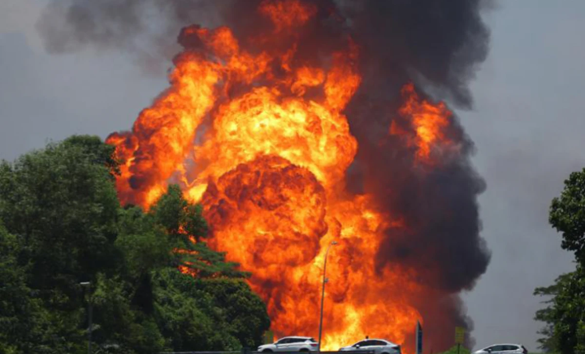 Se observan vehículos estacionados cerca de un gran incendio en un gasoducto en Putra Heights, a las afueras de Kuala Lumpur, Malasia, el 1 de abril. (©EPA-Yonhap)