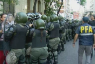 Tensión en la marcha de los jubilados: cortaron la calle y la Policía aplicó el protocolo antipiquetes