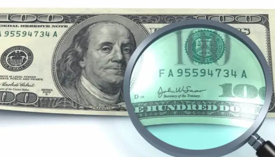 Un joven fue demorado al tratar de comprar un celular con dólares falsos