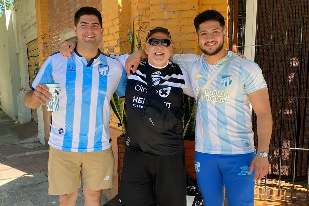 Los hinchas de Atlético Tucumán y All Boys, unidos por la buena onda y el periplo en la Copa Argentina