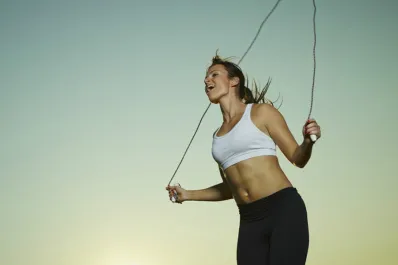 Cardio, músculo y pérdida de peso: decenas de beneficios de saltar la cuerda