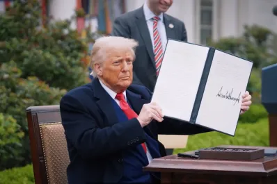 Trump ratifica su política comercial y asegura que nunca cambiará, mientras los mercados globales caen