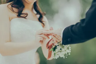 Matrimonio lavanda: la opción al amor romántico que atrae a la Generación Z