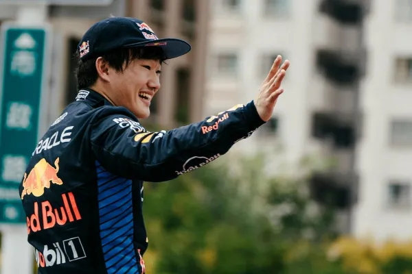 Yuki Tsunoda sorprendió en la primera práctica en el Gran Premio de Suzuka