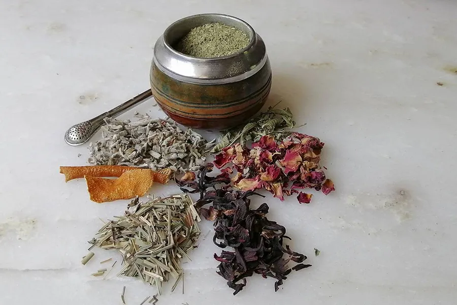La hierba para agregar al mate que desinflama el abdomen, alivia los dolores y reduce el cansancio