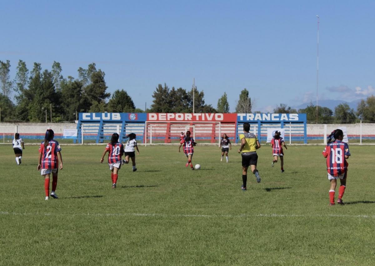 EN ACCIÓN. Deportivo Trancas también cuenta con su categoría de fútbol femenino.