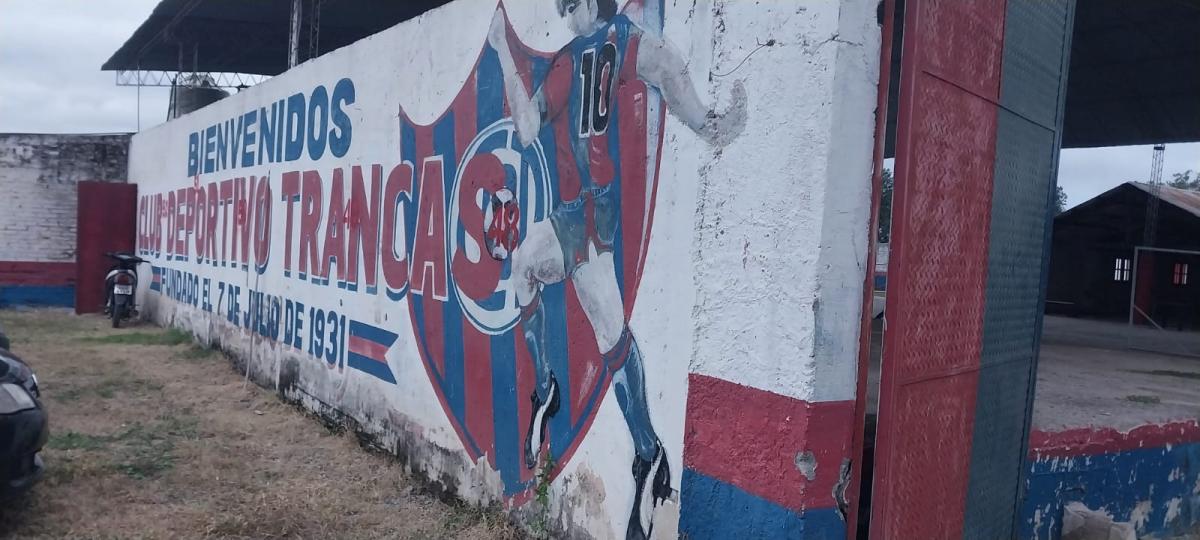 INGRESO. Así es la fachada del estadio de Deportivo Trancas.