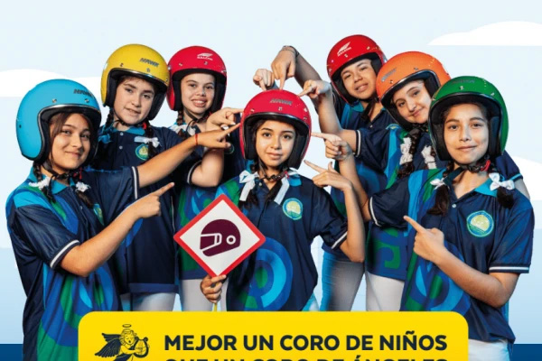 CAMPAÑA. El Coro de Niños de la Provincia promueve el uso de cascos.