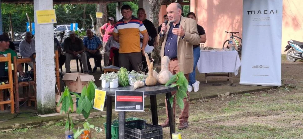 Entregan materiales y mobiliario a un centro de educación popular