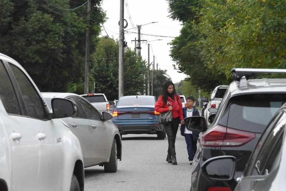 UNA POSTAL COTIDIANA.  En la entrada a los colegios de la “Ciudad Jardín” hay embotellamientos y estacionamientos en doble fila. 