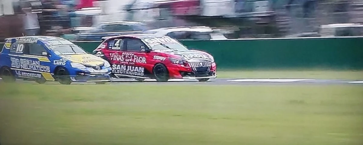 CERCA. Bestani (auto azul) le hizo frente al ganador. FOTO CAPTURA DE IMAGEN