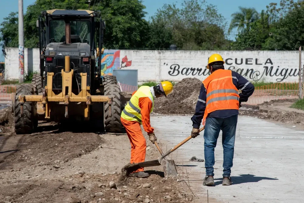 TAREAS. Chahla se comprometió a asfaltar 100 cuadras en 180 días.