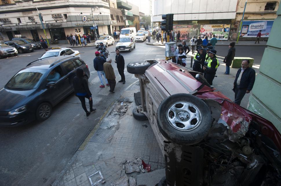 PELIGROSA. Un accidente en la intersección de Salta y San Martín.