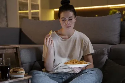 Esta es hora en la que deberías cenar para vivir más, según expertos en longevidad