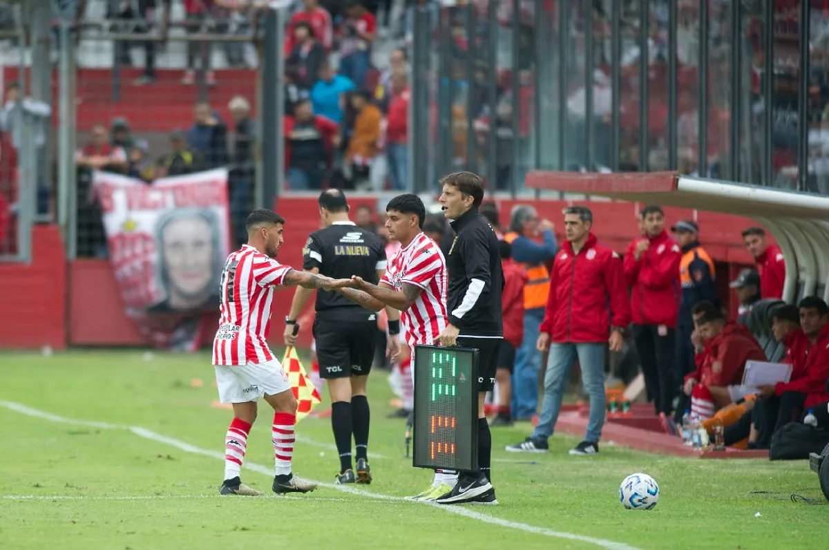 ALTERNATIVA. En el empate contra Deportivo Madryn, Gabriel Hachen fue reemplazado por Juan Cruz Esquivel, extremo que esperó su oportunidad entre los relevos.