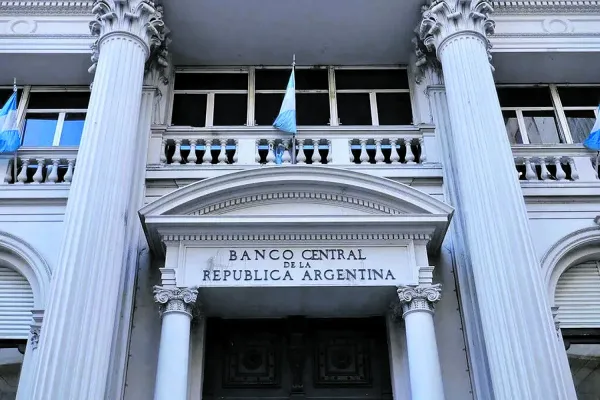 Los bancos reaccionan al nuevo escenario cambiario y suben las tasas de los plazos fijos