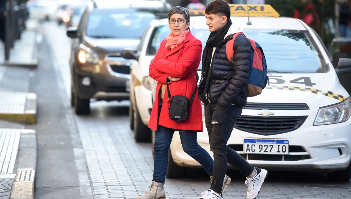 MAÑANA FRESCA. Pese a que no fue tan fría, las primeras horas del miércoles obligaron a salir de casa abrigados. 