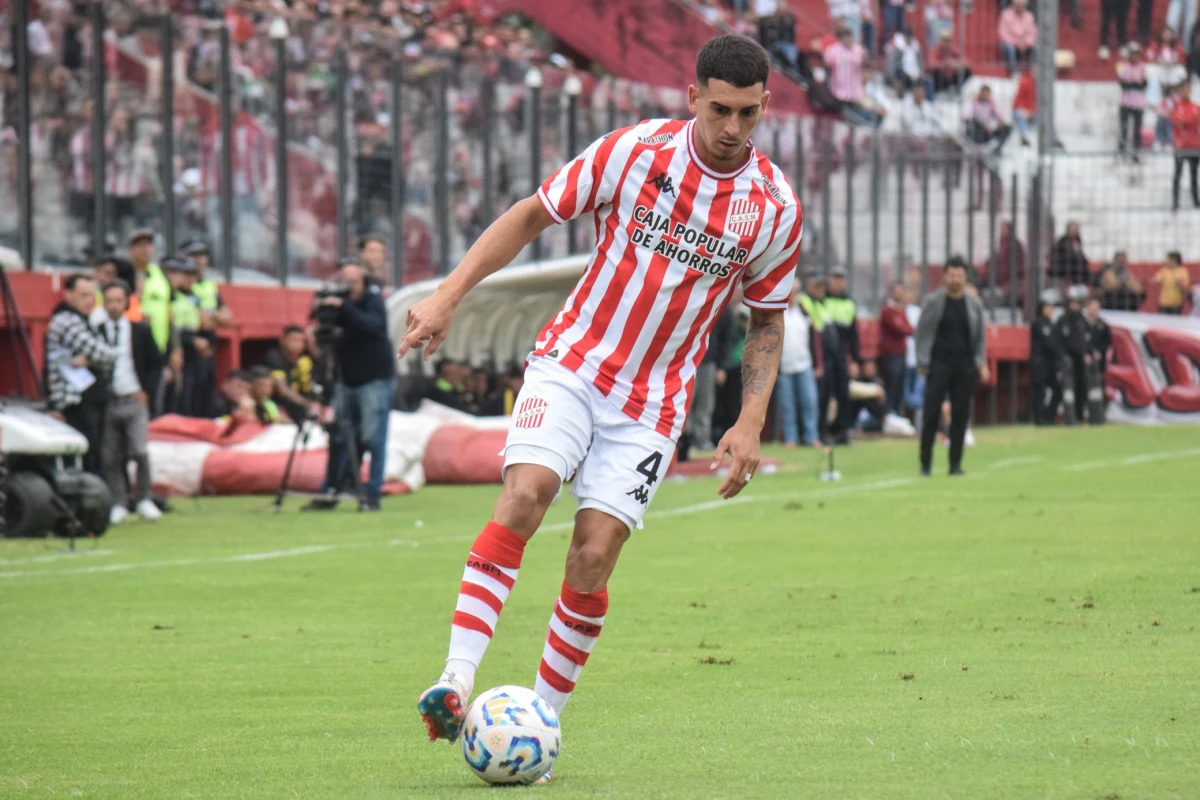 EN ACCIÓN. Federico Murillo buscó proyectarse en ataque durante el empate de San Martín.