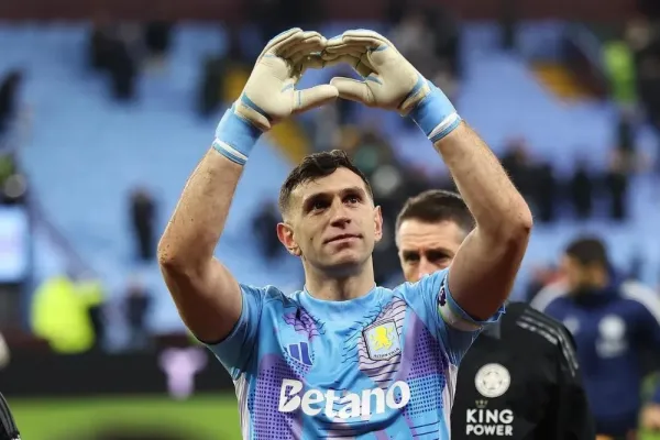 Las atajadas de Dibu Martínez no bastaron para evitar el triunfo de PSG sobre Aston Villa