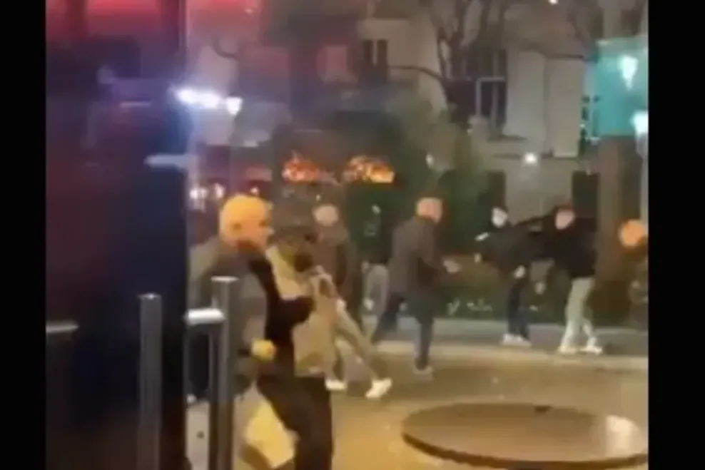 Escándalo en París: batalla campal entre hinchas del PSG y de Aston Villa antes del partido por Champions League