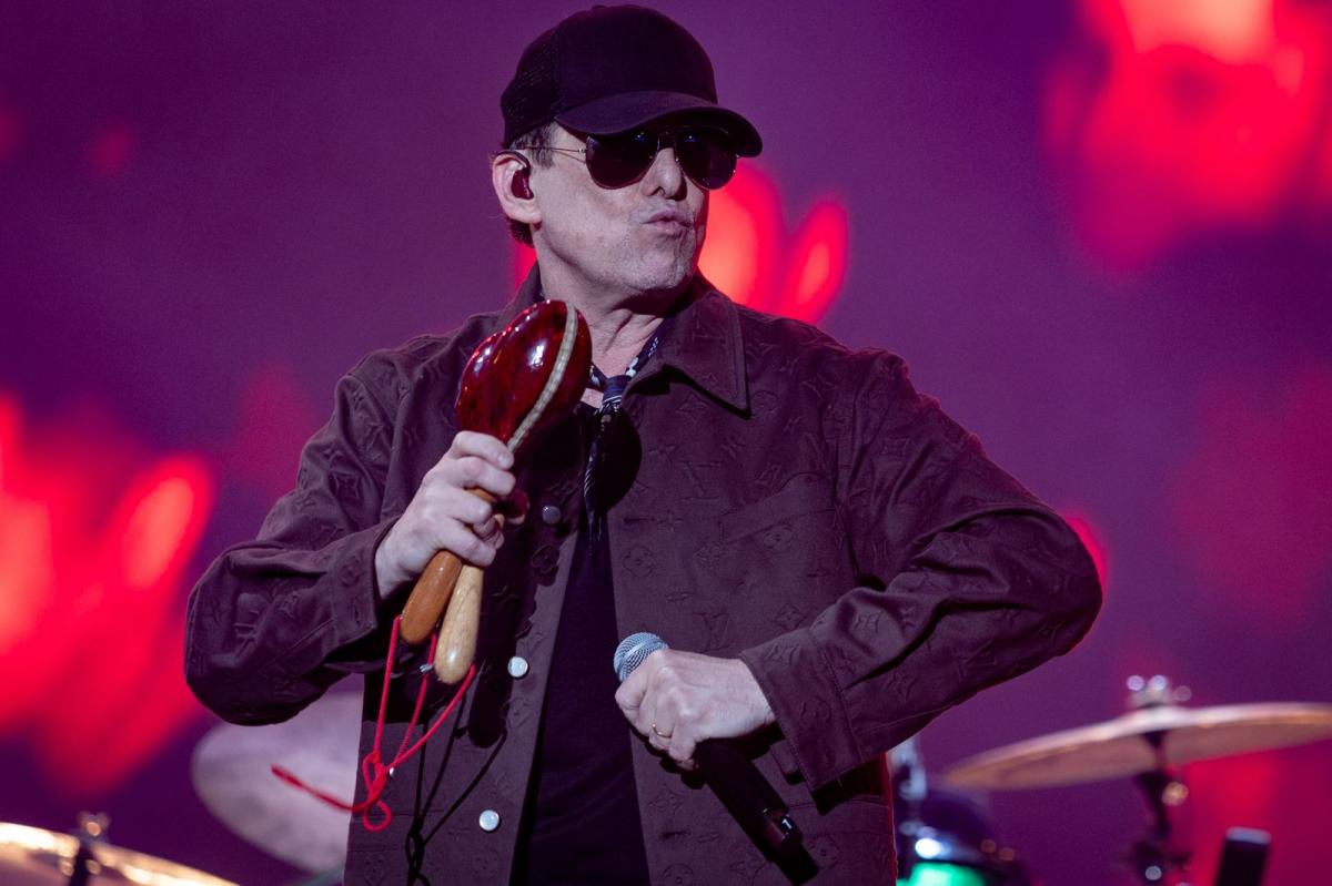 MARACAS. Calamaro en uno de sus recitales, tocando otros instrumentos. FOTO DE ROMI COSTIGLIOLO