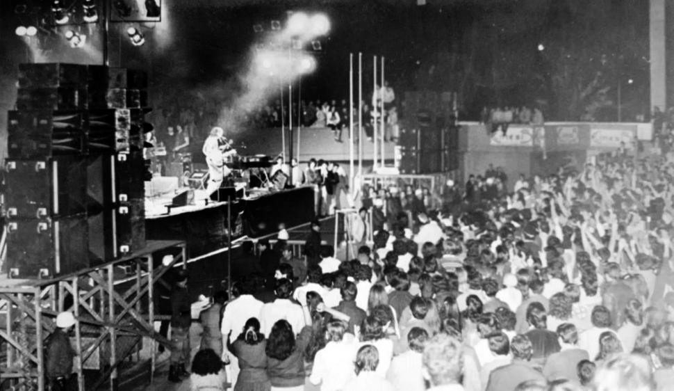 ANTE UNA MULTITUD. En un espacio colmado, Charly García actuó el 22 de abril de 1983; como teloneros se presentaron Los Abuelos de la Nada.