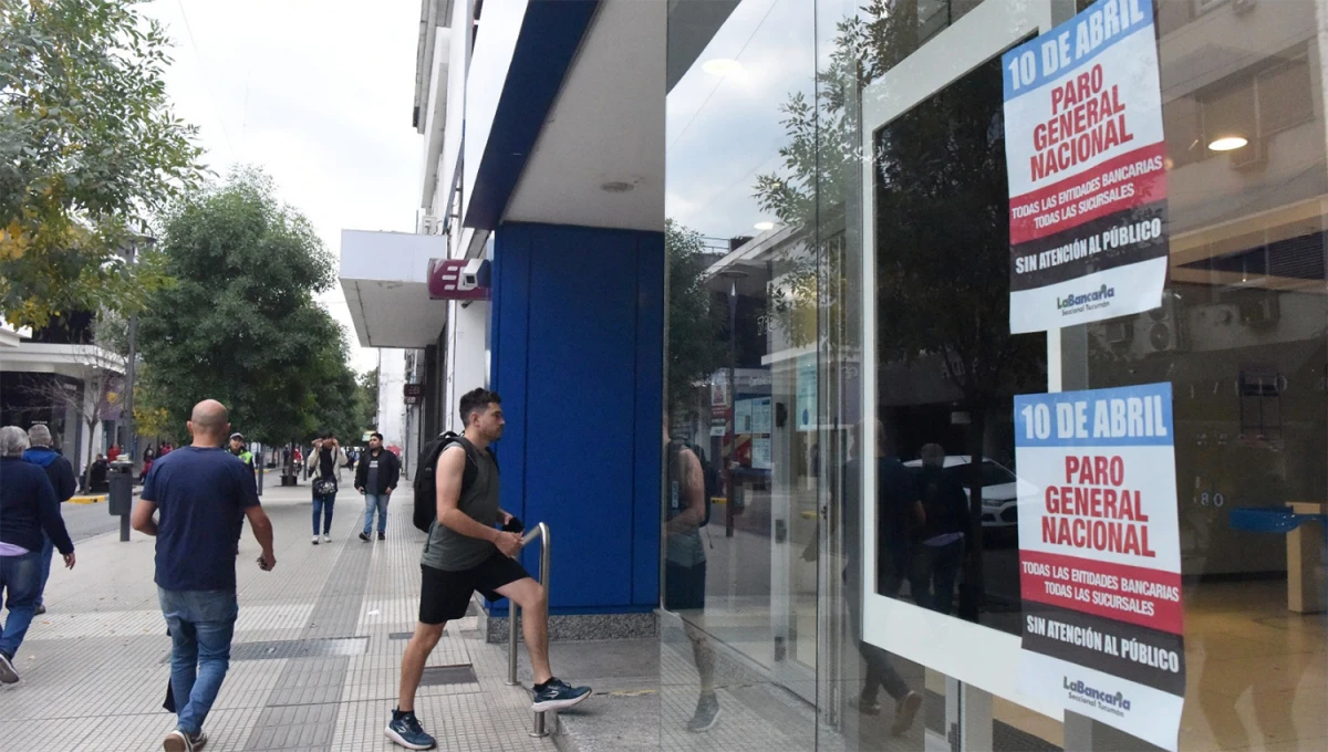 SIN BANCOS NI CAJEROS. Las entidades financieras en Tucumán amanecieron con sus puertas travadas o bloqueadas.