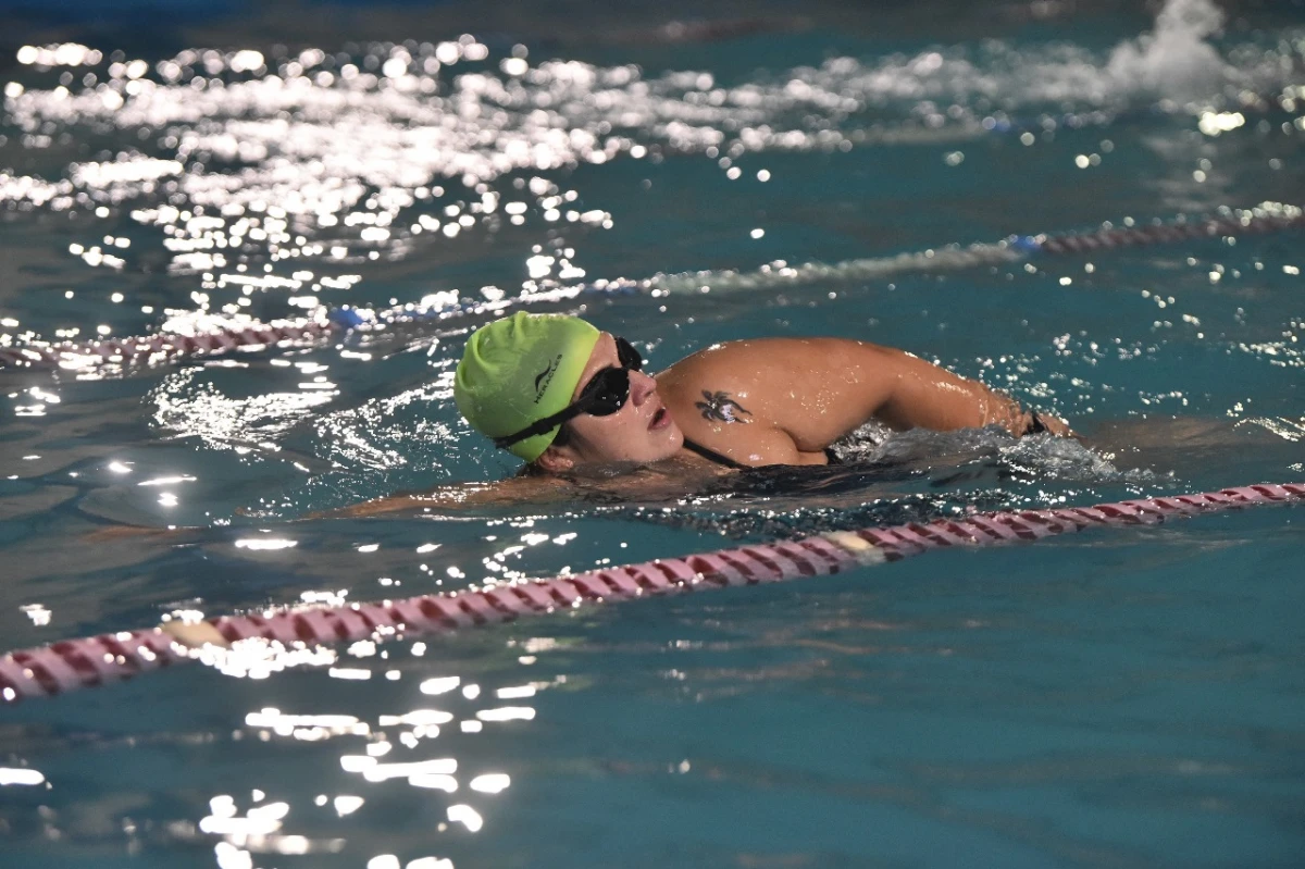 SUPERACIÓN. Luna se operó en múltiples ocasiones debido a una infección ósea; en 2017, comenzó a practicar natación de manera regular y este año completó los 21 kilómetros del Río Uruguay.