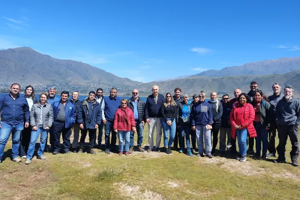 SAT, UNT y Gobierno extrajeron muestras en La Angostura para evaluar la calidad del agua