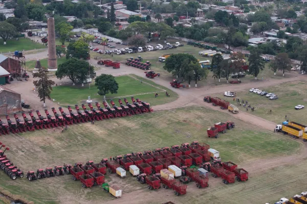 La zafra azucarera toma ritmo con las máquinas en los campos