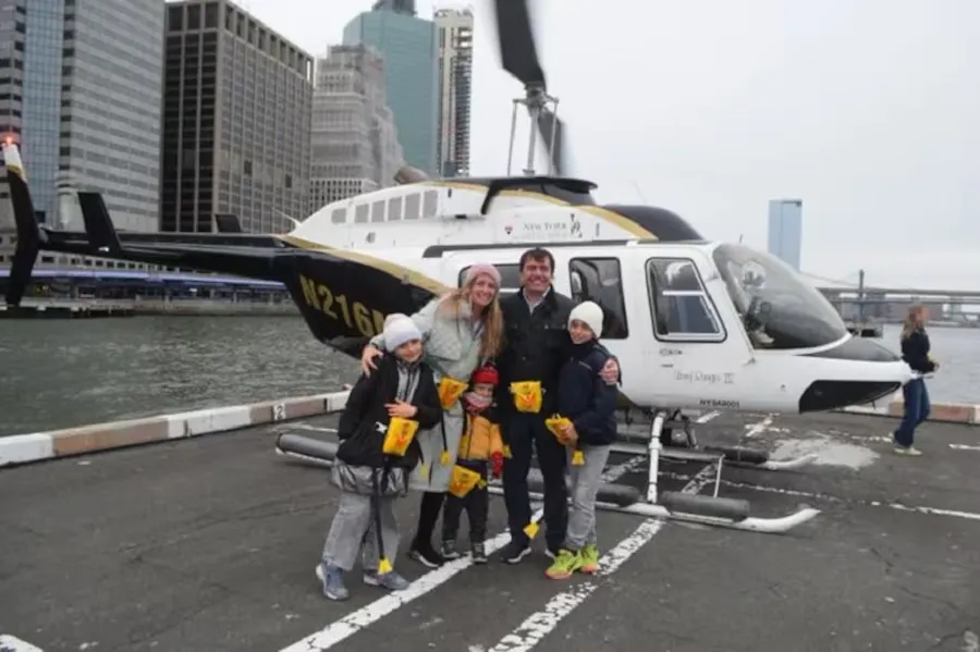 Agustín Escobar y su familia antes de abordar el viaje en helicóptero sobre el río Hudson