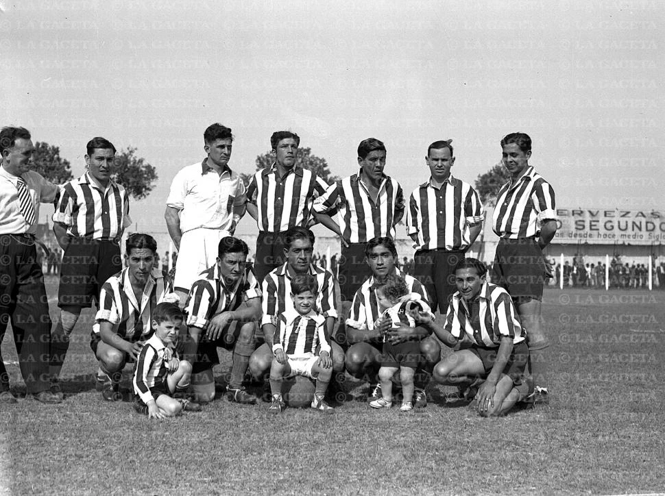 Recuerdos fotográficos: niños de ayer y nonagenarios de hoy con el campeón