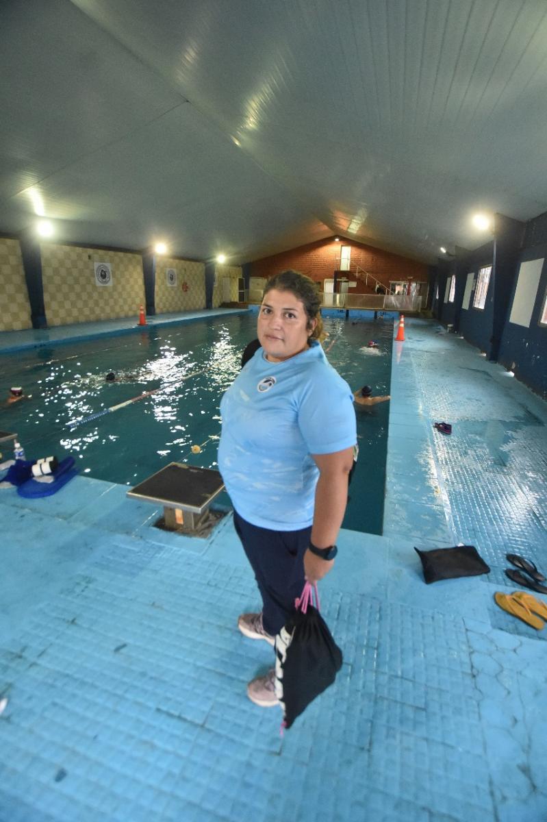 Una infección al nacer le dejó secuelas permanentes, sin embargo se enamoró de la natación y compite en aguas abiertas