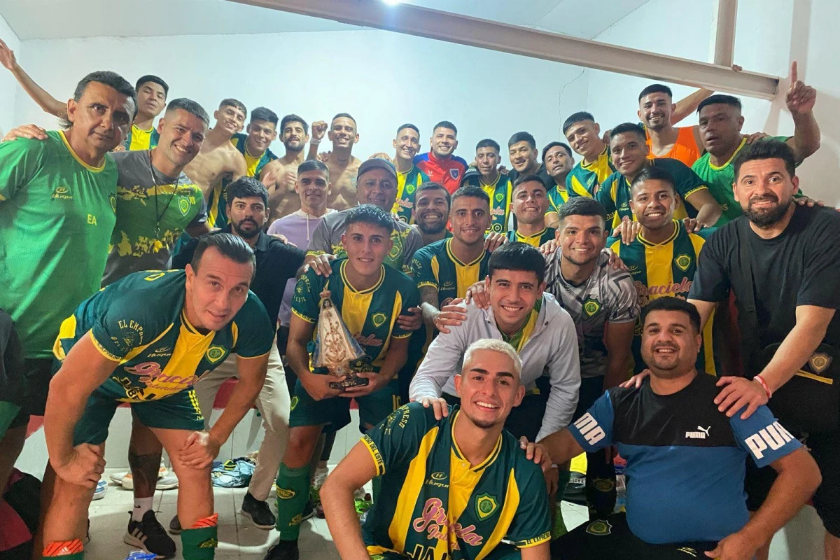 ESPECIAL. Debutar con triunfo de visitante en el complejo de San Martín merecía una foto que recuerde el momento tan feliz. Prensa Ateneo Parroquial Alderetes.