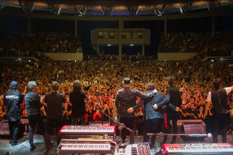 “El Salmón” cerró la noche junto a toda la banda entre aplausos y gritos. 