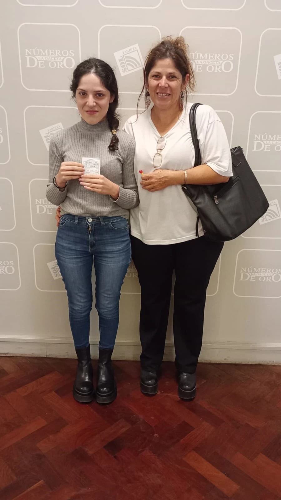 COMPAÑERAS. Melina llegó junto a su mamá a recibir el premio.