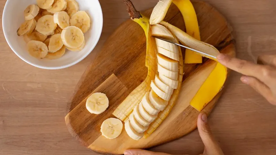Por qué los expertos recomiendan consumir banana después de cenar.