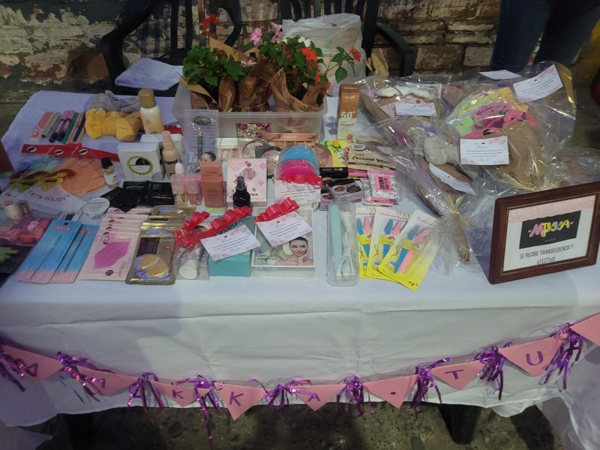 EMPRENDIMIENTO. Micaela vende productos de skincare en ferias de su ciudad para sostenerse mientras estudia. 