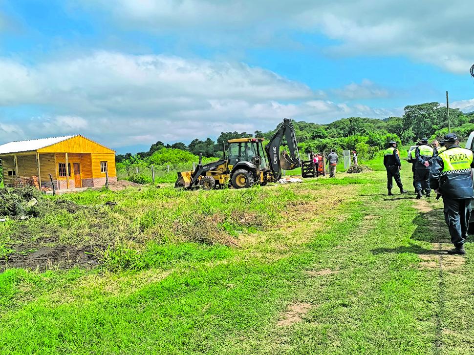 OPERATIVO.  La Provincia comenzó a recuperar tierras en El Cadillal.