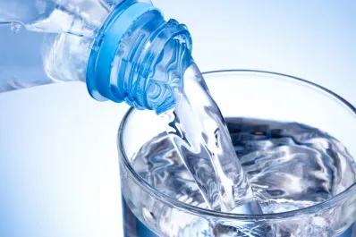 ¿Cuál es el efecto del agua mineral en los riñones?