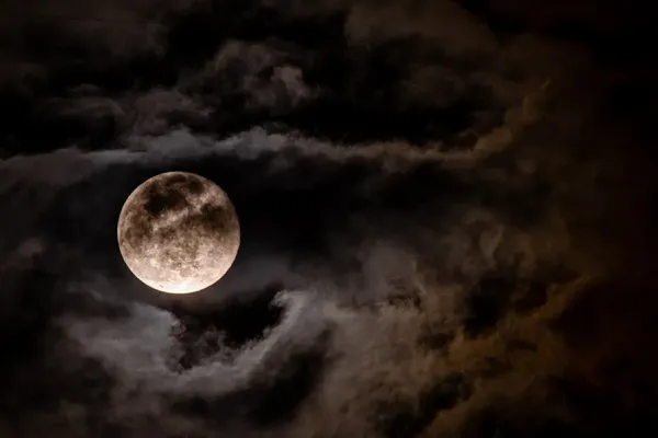 Dos signos tendrán problemas familiares durante la Luna llena del 12 de abril