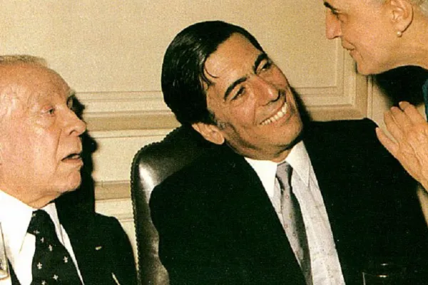 Una gotera, una grieta: la anécdota mínima que separó para siempre a Borges de Vargas Llosa
