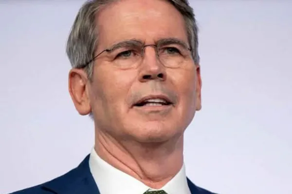 El secretario del Tesoro de EEUU llegó a Buenos Aires para negociar un posible préstamo con Milei