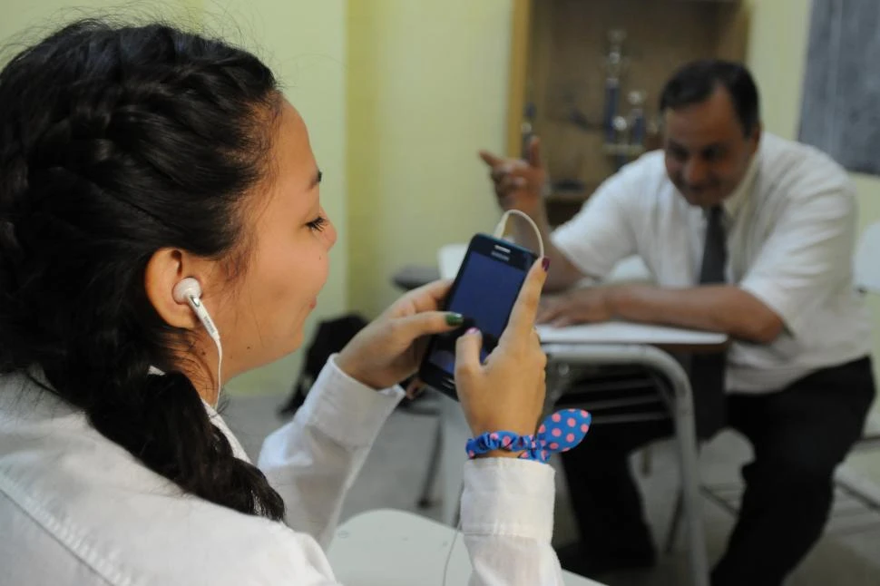 USO DESMEDIDO. Pasar mucho tiempo con las pantallas puede causar en los adolescentes ansiedad y depresión.
