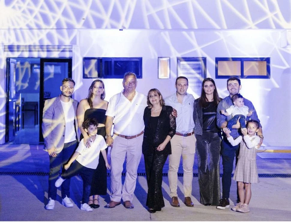 FOTO DE FAMILIA. Los empresarios posan con hijos y nietos durante fiesta de inauguración de la primera sucursal de Norte Diésel en la provincia.